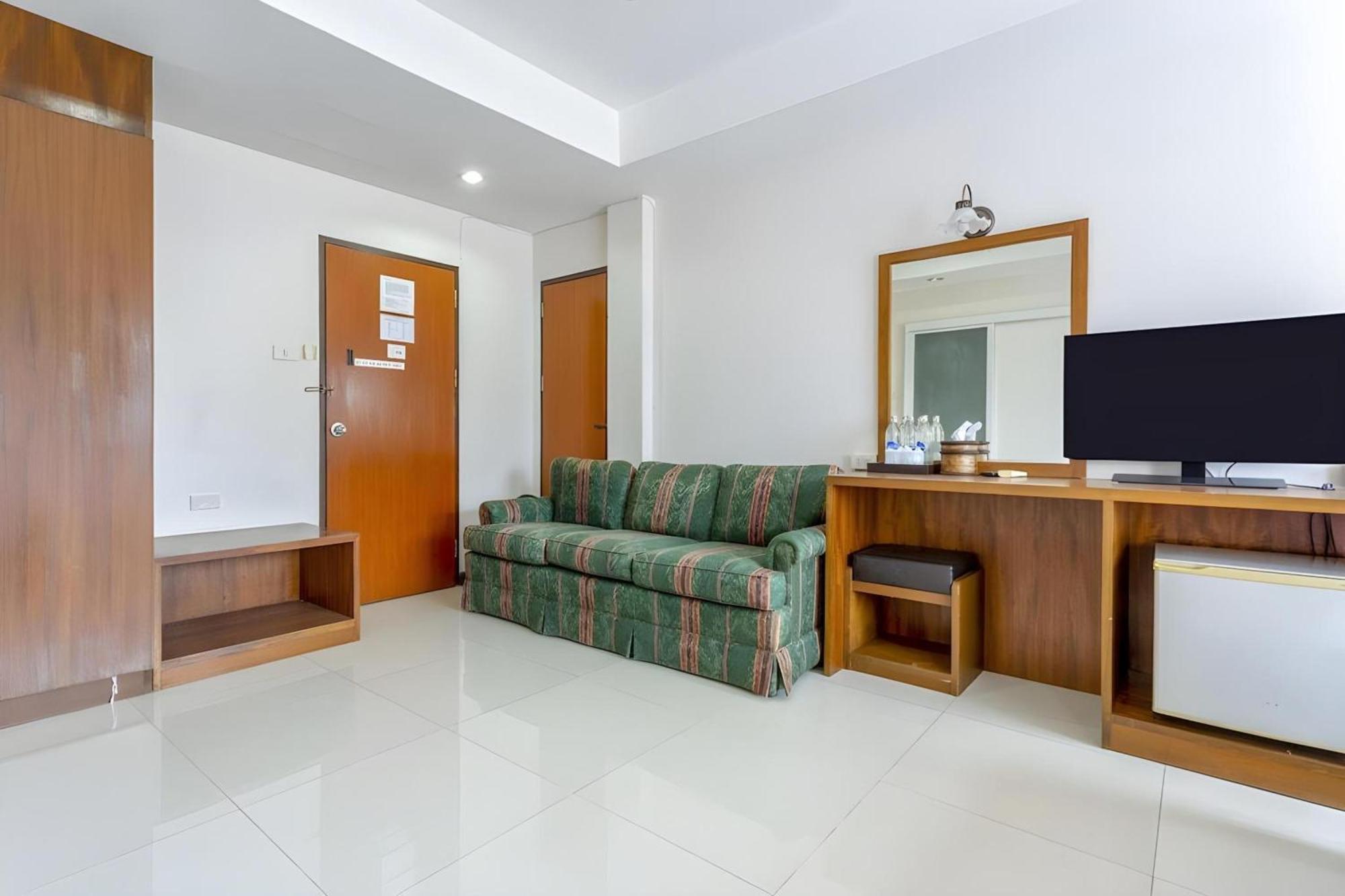 Super Oyo 1096 Winner Inn Hotel Chiang Mai Buitenkant foto