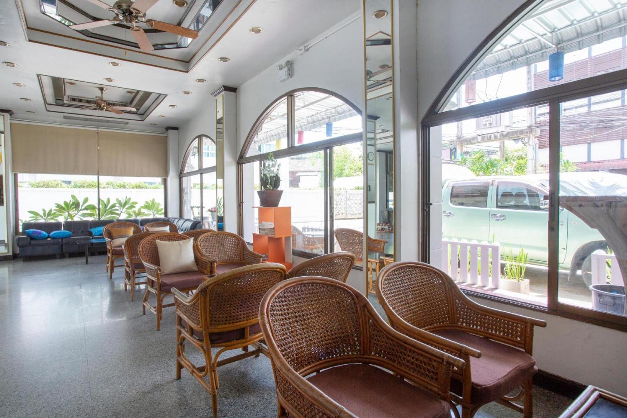 Super Oyo 1096 Winner Inn Hotel Chiang Mai Buitenkant foto