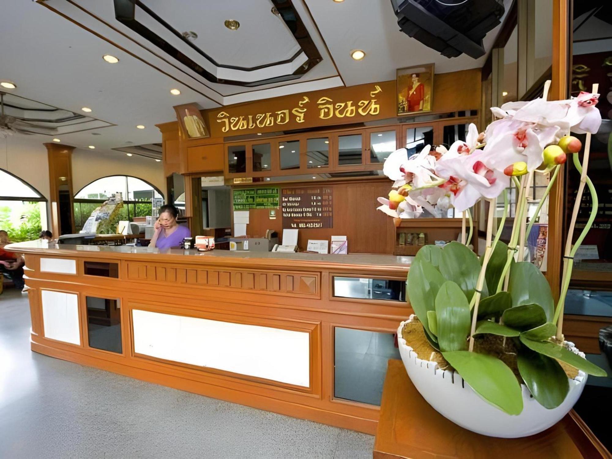Super Oyo 1096 Winner Inn Hotel Chiang Mai Buitenkant foto
