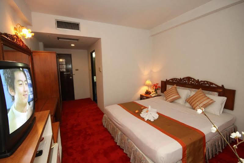 Super Oyo 1096 Winner Inn Hotel Chiang Mai Buitenkant foto